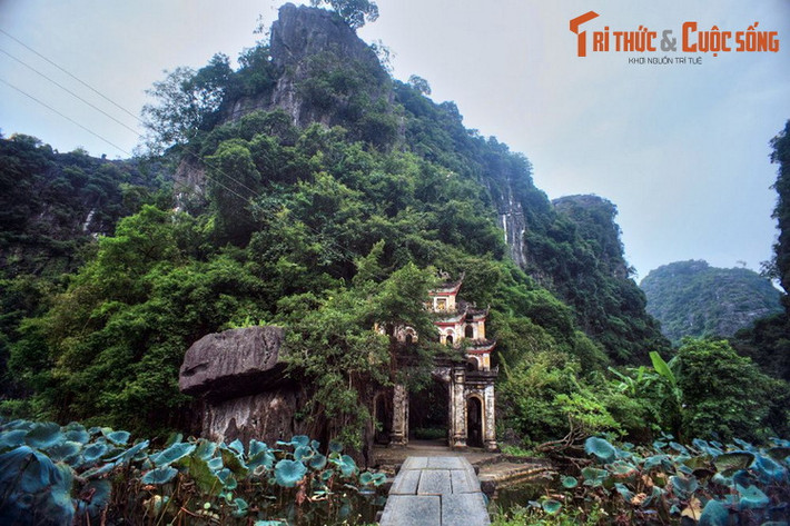 1. Miền Bắc: Chùa Bích Động (Ninh Bình). Nằm trên dãy núi đá vôi Trường Yên thuộc xã Ninh Hải, huyện Hoa Lư tỉnh Ninh Bình, chùa Bích Động là ngôi chùa trong hang độc đáo và nổi tiếng bậc nhất của mảnh đất Ninh Bình.