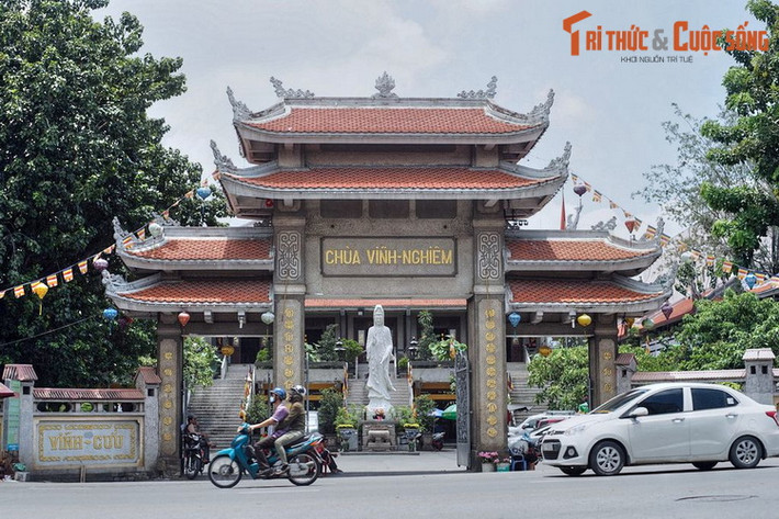 1. Tọa lạc tại số 339 Nam Kỳ Khởi Nghĩa, chùa Vĩnh Nghiêm là công trình tôn giáo nổi tiếng bậc nhất của TP. HCM cũng như toàn miền Nam. Chùa được khởi công năm 1964, lấy cảm hứng thiết kế từ một ngôi chùa gỗ cùng tên là chùa Vĩnh Nghiêm tỉnh Bắc Giang.