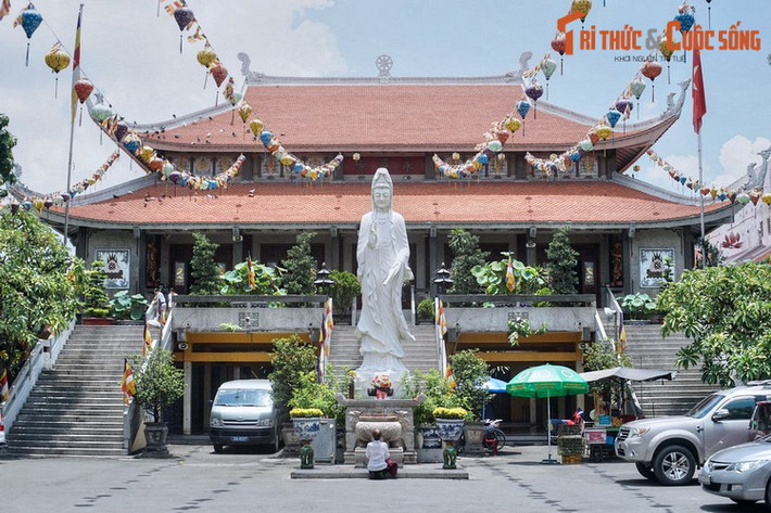 Năm 1971, chùa Vĩnh Nghiêm cơ bản hoàn thành với các hạng mục, gồm tòa nhà trung tâm, Bảo tháp Quán Thế Âm, cơ sở dành cho hoạt động xã hội. Về sau, chùa xây thêm các công trình khác. Giới chuyên gia đánh giá đây là ngôi chùa tiêu biểu cho kiến trúc Phật giáo hiện đại Việt Nam.