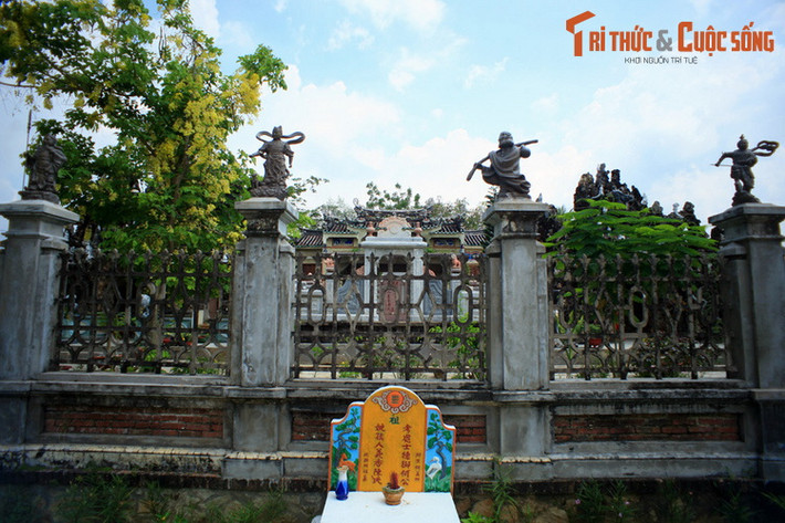 Nằm ở phường An Hòa, thành phố Rạch Giá, tỉnh Kiên Giang, lăng mộ Hội đồng Suông là một quần thể kiến trúc phức tạp, được coi là khu lăng mộ cổ độc đáo bậc nhất Nam Bộ.