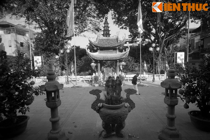 Hình thành từ đầu thế kỷ 18, chùa Liên Phái (ngõ Liên Phái, quận Hai Bà Trưng, Hà Nội) không chỉ nổi tiếng vì những giá trị lịch sử và kiến trúc mà còn được xa gần biết đến nhờ việc hóa giải trùng tang. Điều này liên quan đến một truyền thuyết có từ thời chùa mới được lập.
