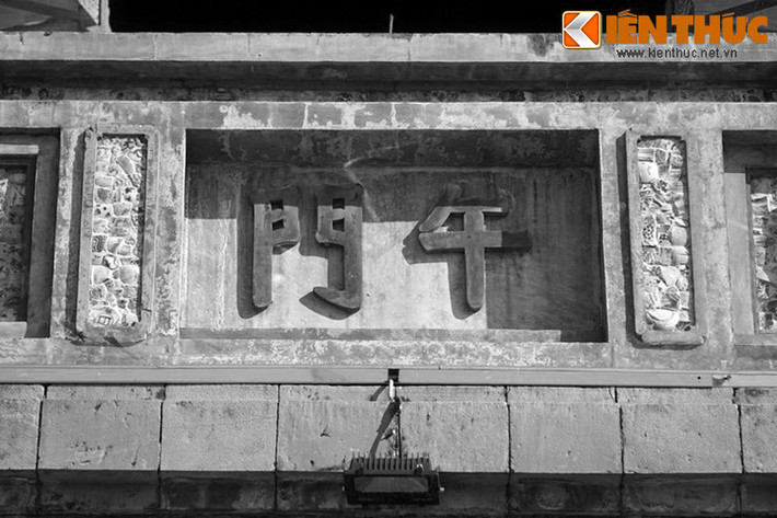 Tên gọi “Ngọ Môn” nghĩa là Cửa Nam vì nằm ở Ngọ theo trục Tí Ngọ của phong thủy. Theo Dịch học, hướng Nam là hướng dành cho bậc vua Chúa để “nhi thính thiên hạ, hướng minh nhi trị” (hướng về ánh sáng để nghe thiên hạ và cai trị thiên hạ một cách sáng suốt).