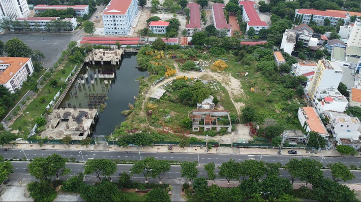 Khu đất ở 28E Trần Phú, TP Nha Trang rộng hơn 20.000 m2 của phân xưởng cơ điện do Điện lực Khánh Hòa quản lý cũng bị bỏ hoang gần 10 năm.