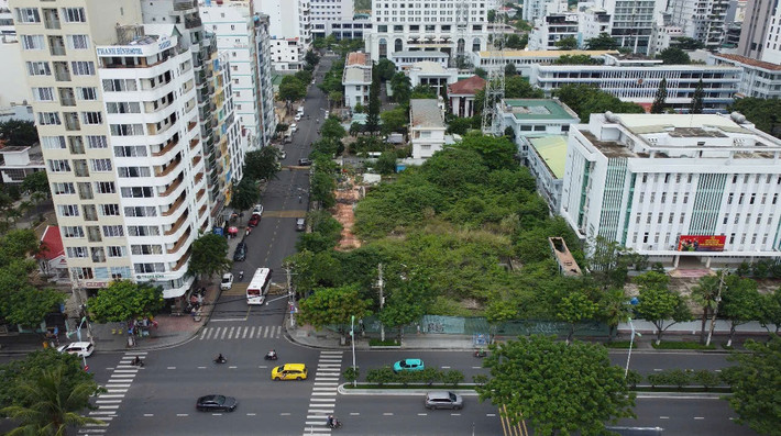 Bị bỏ hoang lâu nhất là khu đất ở 82 Trần Phú với thời gian gần 20 năm. Khu đất này rộng hơn 3.600 m2 nằm ở mặt tiền con đường biển sầm uất nhất của phố biển Nha Trang.
