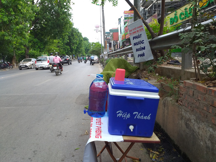 Sáng 12/6, một trạm phát nước miễn phí được đặt trên đường Lê Duẩn được mở ra khiến nhiều người vô cùng thích thú, phấn khởi trong những ngày Hà Nội nắng nóng.