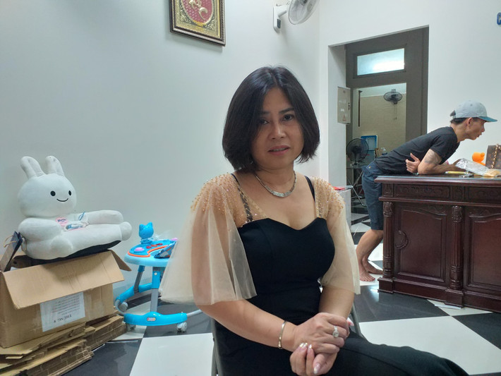 Người phụ nữ sinh năm 1971 bộc bạch: "Công việc từ thiện của tôi đã làm tới mười mấy năm rồi. Bên cạnh đó, tôi đã đồng hành cùng rất nhiều bệnh viện để làm công tác phát cháo miễn phí vào thứ 7, chủ nhật hàng tuần. Từ thiện là ở cái tâm, tôi thấy mình nợ cuộc đời, nợ mọi người nên luôn muốn làm những gì tốt nhất mà bản thân làm được để giúp đỡ cộng đồng".