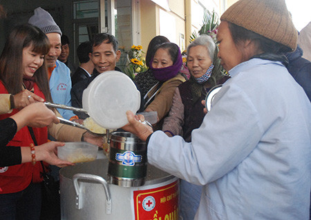 Trước đó vào năm 2016, nồi cháo từ thiện Cao Tuyết Phong đã được chị Tuyết khai trương để phục vụ bệnh nhân tại bệnh viện đa khoa huyện Vũ Thư (Thái Bình) và đến giờ nồi cháo từ thiện này vẫn được duy trì.