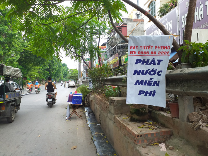 Trao đổi với PV Kiến Thức, chị Cao Thị Tuyết (quê Thái Bình, đang sinh sống và làm việc ở Hà Nội) - chủ hàng nước miễn phí cho biết đây là ngày đầu tiên chị bắt tay vào công việc sau một thời gian ấp ủ.