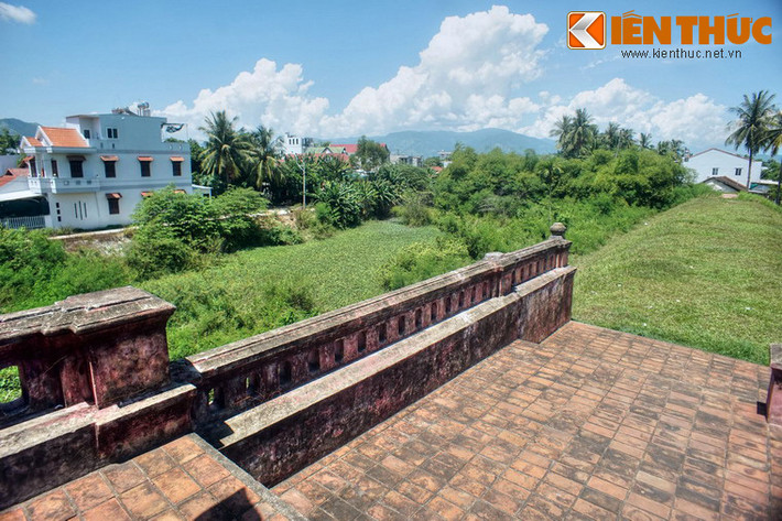 Bên ngoài thành là hào nước sâu khoảng 3 - 4m, có đoạn sâu tới 5m. Bề rộng mặt hào không đều nhau, tại các góc thành thường hẹp hơn (chừng 15m) và rộng nhất là trước các cổng thành, chừng 40m, lòng hào thường xuyên đầy nước từ sông Cái dẫn vào.