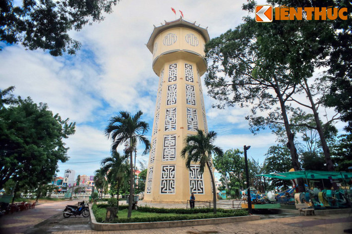 Người thiết kế tháp nước Phan Thiết chính là Hoàng thân Souphanouvong (1909-1995), nguyên Chủ tịch nước CHDCND Lào, khi đó là Kiến trúc sư trưởng Khu Công chánh Nha Trang. Đơn vị thi công tháp là nhà thầu Ưng Du.