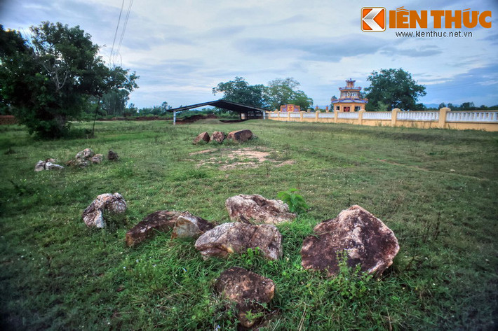 2. Nằm trên địa phận xã Nhơn Hậu, thị xã An Nhơn, tỉnh Bình Định, thành Đồ Bàn (thành Vijaya) từng là kinh đô của vương quốc Chăm Pa trong 5 năm thế kỷ, từ năm 999 đến năm 1471.