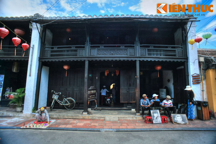 Nằm ở số 4 đường Nguyễn Thị Minh Khai, phường Cẩm Phô, thành phố Hội An, nhà cổ Phùng Hưng có tuổi đời hơn 100 năm, là một trong những mẫu nhà cổ đẹp nhất Hội An.