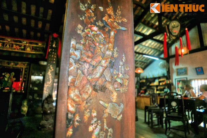 Vật liệu chủ yếu để dựng nhà là gỗ. Hệ thống trụ đỡ ngôi nhà có đến 80 cột gỗ lim quý, tất cả được đặt trên chân đá để tránh tiếp xúc với mặt đất, giúp kéo dài tuổi thọ.