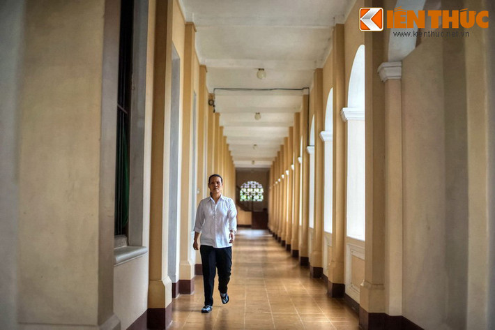 Dọc theo mỗi tầng nhà là dãy hàng lang dài hut hút.