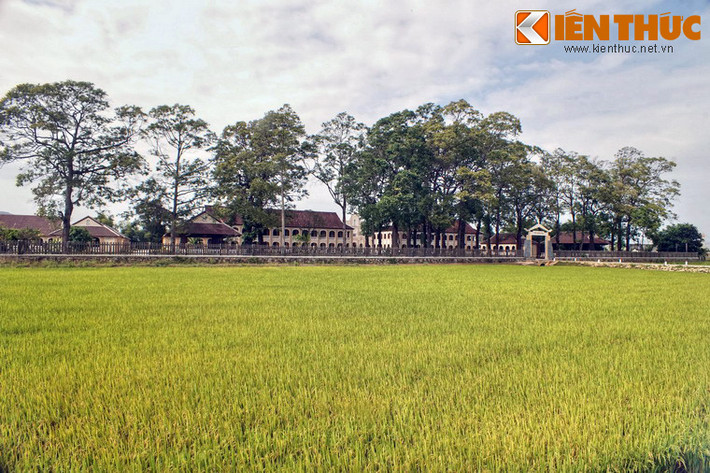 Nằm giữa khung cảnh đồng quê ở thôn Quảng Vân, xã Phước Thuận, huyện Tuy Phước, tỉnh Bình Định, Tiểu Chủng viện Làng Sông ( nhà thờ Làng Sông) là một công trình kiến trúc Công giáo cổ có vai trò lịch sử khá đặc biệt ở Việt Nam.