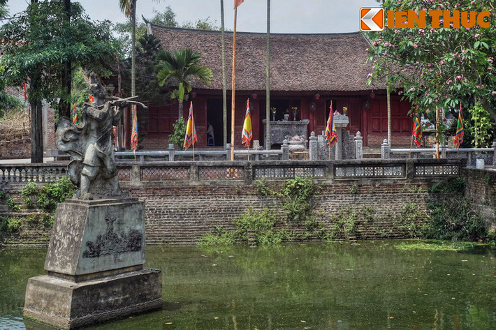 Nằm ở giữa đền Cổ Loa và đình Cổ Loa có đền thờ Cao Lỗ, một vị tướng tài dưới trướng vua An Dương Vương.