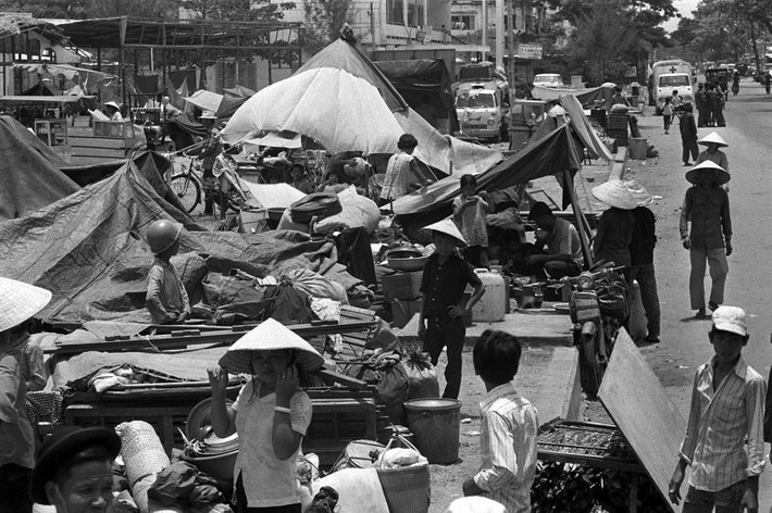 Khu lán trại của những người tản cư ở Sài Gòn, những ngày cuối tháng 4/1975. Ảnh: Getty.