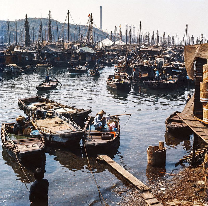 Những con thuyền tam bản ở cảng Aberdeen, 1973. Ảnh: Keith Macgregor.