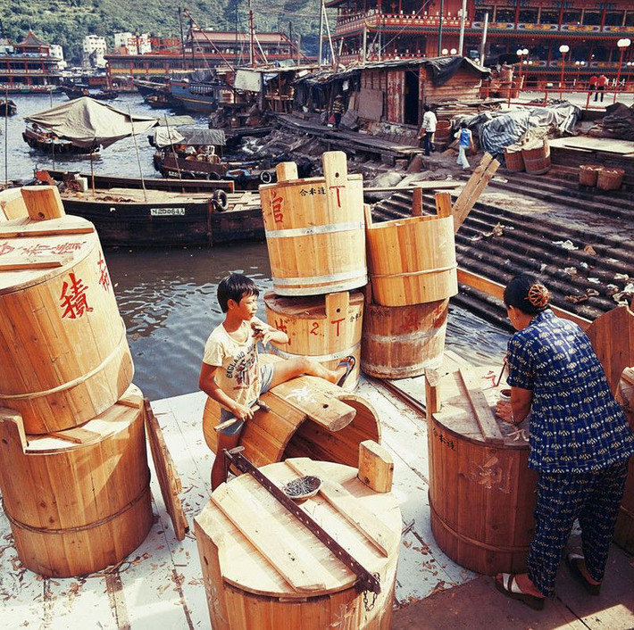 Xưởng làm thùng ủ cá ở Aberdeen, 1976. Ảnh: Keith Macgregor.