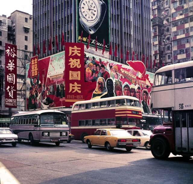 Pa-nô quảng cáo rực rỡ trên đường Jordan, 1971. Ảnh: Keith Macgregor.