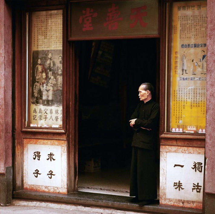 Người đàn ông trước tiệm thuốc ở đường Hollywood, 1974. Ảnh: Keith Macgregor.