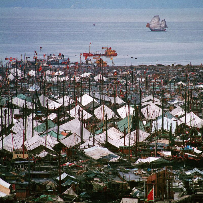 Làng nổi Aberdeen dịp năm mới Âm lịch 1974. Ảnh: Keith Macgregor.