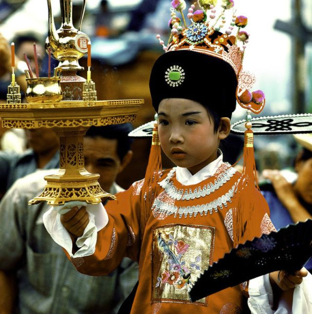Cậu bé trong lễ hội Cheung Chau Bun, 1978. Ảnh: Keith Macgregor.