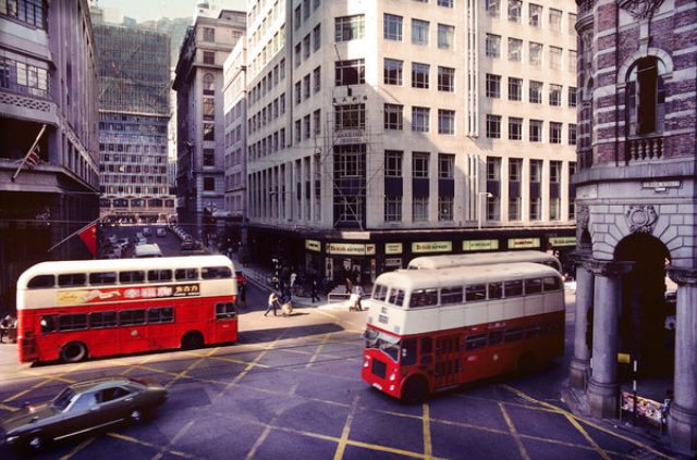 Xe buýt hai tầng ở góc phố Pedder và nhà Bưu điện Hong Kong cũ, 1974. Ảnh: Keith Macgregor.