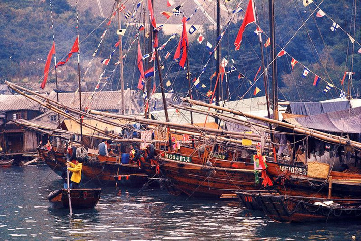 Những con thuyền ở Aberdeen tran hoàng rực rỡ vào dịp Tết Nguyên Đán, 1974. Ảnh: Keith Macgregor.
