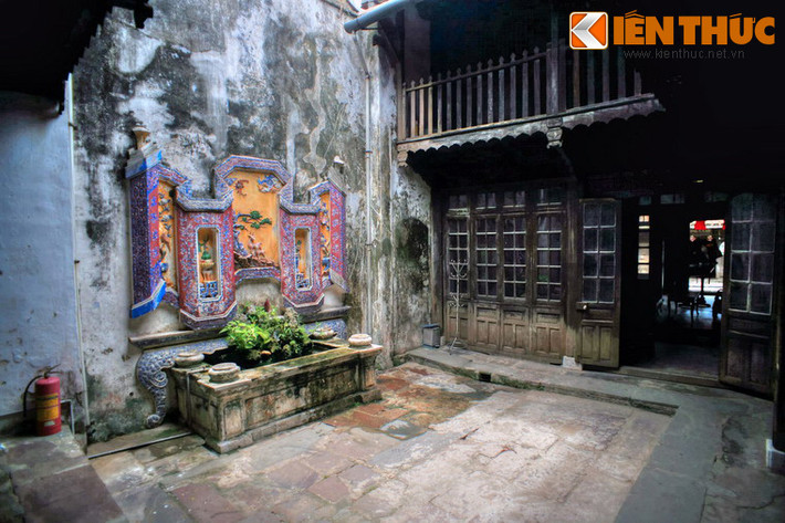Cột nhà được đặt trên những viên đá cẩm thạch và đầu cột vươn lên đỡ đòn tay trên mái, ngoài ra những thanh kèo cũng riêng rẽ giữa các cột.