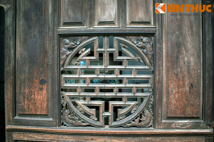 Họa tiết trang trí trên một ô cửa sổ của ngôi nhà.