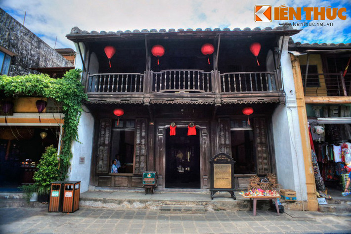 Nằm ở số 80 Trần Phú, phường Minh An, thành phố Hội An, Bảo tàng Gốm sứ Mậu dịch là một ngôi nhà cổ đặc sắc của khu đô thị cổ Hội An.