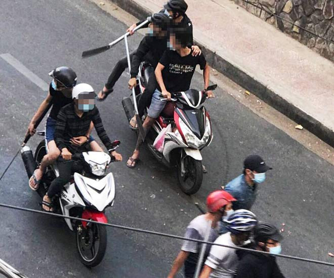 5. Đưa người đi cấp cứu, nam thanh niên bị chém lìa tay: Anh Võ Ngọc Thành Tâm (20 tuổi, ngụ huyện Củ Chi, TPHCM) đi ngang qua thấy một người bị thương trong trận hỗn chiến ở quán nhậu, nên dừng xe lại để chở đi cấp cứu. Tuy nhiên, khi chuẩn bị đưa nạn nhân đi viện thì anh Tâm bị một đối tượng chém đứt cổ tay. Gây án xong, nhóm đối tượng bỏ trốn, hai nạn nhân được người dân địa phương đưa đi cấp cứu. (Ảnh minh họa)