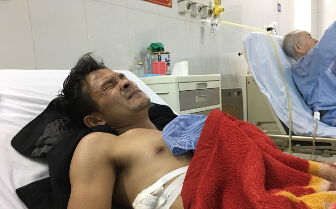 Khoảng 10 phút sau, một nhóm nam thanh niên đến và đâm anh Sơn một nhát vào lưng vì nghĩ anh Sơn là người gây ra tai nạn. Ngay sau đó, anh Sơn được Bệnh viện Đa khoa Thuận Thành tiến hành sơ cứu và chuyển lên Bệnh viện Đa khoa Bắc Ninh để cấp cứu, điều trị.
