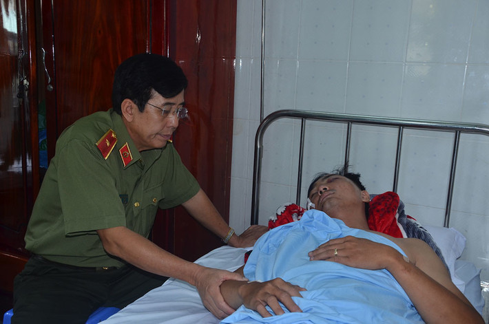 Thấy Dương bất tỉnh, người dân địa phương cùng Thượng uý Nguyễn Thanh Sang và chiến sĩ CSCĐ Phạm Hoàng Bửu đưa đối tượng đi cấp cứu thì bị 1 nhóm chặn đường đánh bị thương phải nhập viện. Đối tượng Dương do vết thương nặng nên tử vong ở bệnh viện.