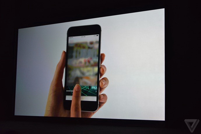 Đúng như truyền thống của Apple, thiết kế của "cặp đôi" iPhone 6S và 6S Plus hoàn toàn không có thay đổi so với những "người tiền nhiệm" iPhone 6, bao gồm cả cụm camera lồi thường bị phàn nàn của phiên bản trước. Hai mẫu máy có kích cỡ màn hình lần lượt là 4,7 inch và 5,5 inch.