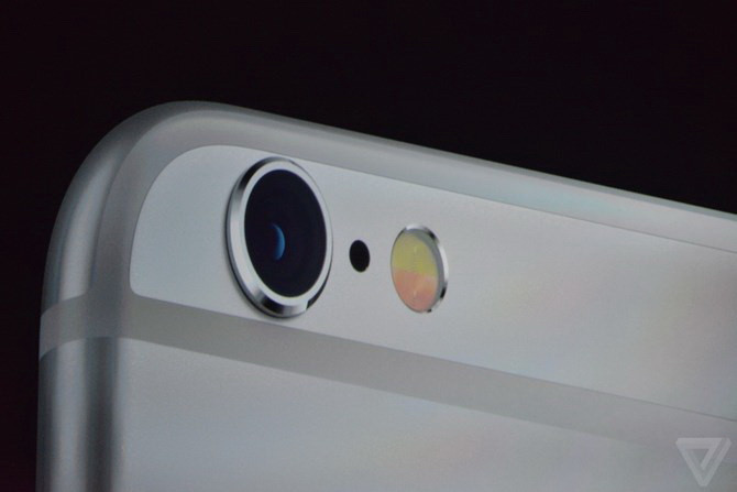 Camera của iPhone 6S đã được nâng cấp mạnh khi lần đầu tiên độ phân giải đã được nâng lên từ 8 MP từ lên mức 12 MP. Trên cảm biến mới, từng điểm ảnh được ngăn cách với nhau bởi những tấm ngăn đặc biệt, nhằm hạn chế hiện tượng các tia sáng chiếu lẫn vào những điểm ảnh, từ đó làm giảm hiện tượng noise và tăng độ trung thực của màu sắc. Lần đầu tiên iPhone cũng có tính năng quay phim 4K.