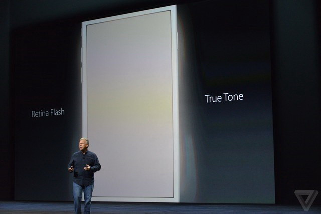 Apple đã làm riêng một con chip dùng để điều khiển độ sáng của màn hình, khiến nó chớp nhanh hơn và tăng độ sáng lên gấp 3 lần bình thường khi "selfie". Kết hợp với công nghệ 3D Touch, iPhone 6S có thể chụp được những bức ảnh chuyển động mỗi khi nhấn giữ vào, mà Apple gọi là "Live Photo".