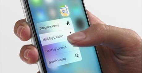 1. Không trang bị 3D Touch: Nhận diện cường độ của lực cảm biến là điểm đáng chú ý nhất trên iPhone 6S và 6S Plus. Theo đó, 3D Touch cho phép xác định 3 mức độ tác động của ngón tay người dùng lên màn hình. Cùng ra mắt với bộ đôi trên, tuy nhiên tablet mới của “Quả táo” vẫn chưa được trang bị tính năng này. Giới công nghệ nhận định, nếu máy tính bảng iPad Pro có lượng tiêu thụ tốt, Tim Cook sẽ cân nhắc bổ sung 3D Touch trong năm tới.
