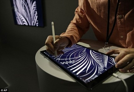 4. Thời lượng pin của Apple Pencil: Bút stylus đi kèm iPad Pro mang lại thời lượng sử dụng tốt đồng thời có thể sạc đầy rất nhanh. Thử nghiệm cho thấy, chỉ 15 giây sạc cũng cho phép chiếc bút này hoạt động trong suốt 30 phút. Làm một phép tính đơn giản, có thể thấy Apple Pencil chỉ mất khoảng 6 phút để sạc đầy. Sau đó, người dùng sẽ sử dụng được chiếc bút này trong 12 giờ liên tục.
