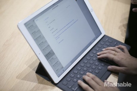 6. Bàn phím không cần Bluetooth: Trên iPad Pro có một cổng từ mới được gọi là kết nối thông minh. Kết nối mới cho phép bàn phím Bluetooth đi kèm máy có thể hoạt động mà chẳng cần tới Bluetooth. Đây được xem là tin vui cho các tín đồ công nghệ bởi bàn phím Bluetooth thường hay gặp trục trặc về kết nối. Theo đó, bàn phím của bên thứ ba cũng có thể mỏng hơn và nhẹ hơn vì không cần phải có pin bên trong.