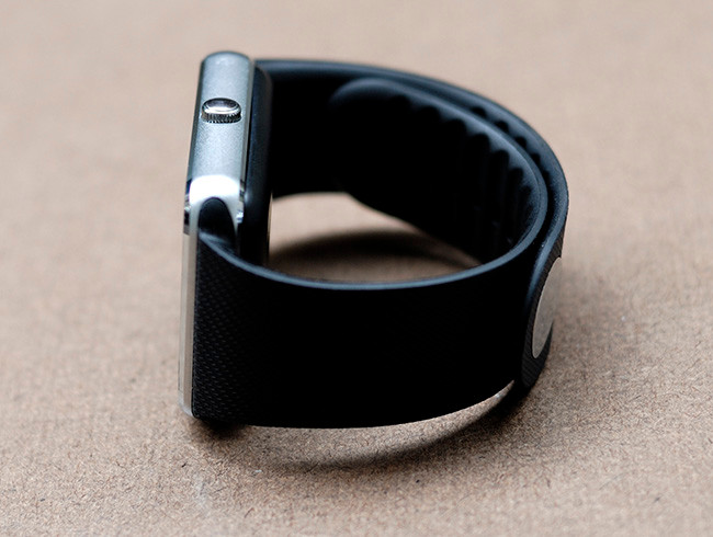 Đồng hồ thông minh inWatch B có bộ khung màn hình bằng kim loại nhưng dây đeo bằng nhựa.