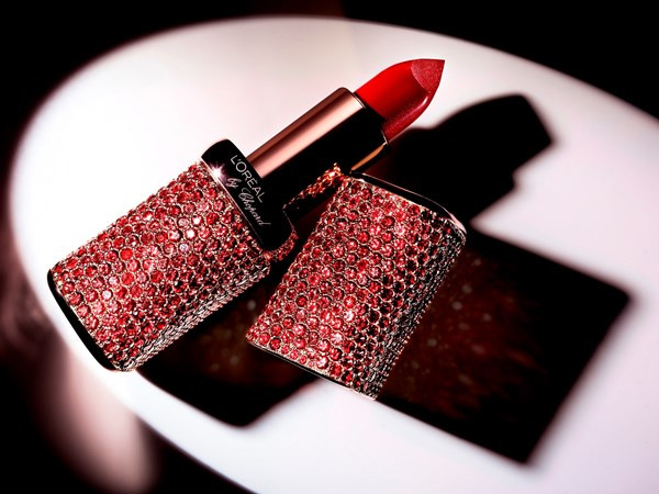 So với son Color Riche by L'Oreal & Chopard (ảnh), thỏi Kiss Kiss kể trên chỉ xứng tầm con cháu, xét về giá cả, bởi mức chênh lệch lên đến vài trăm lần.