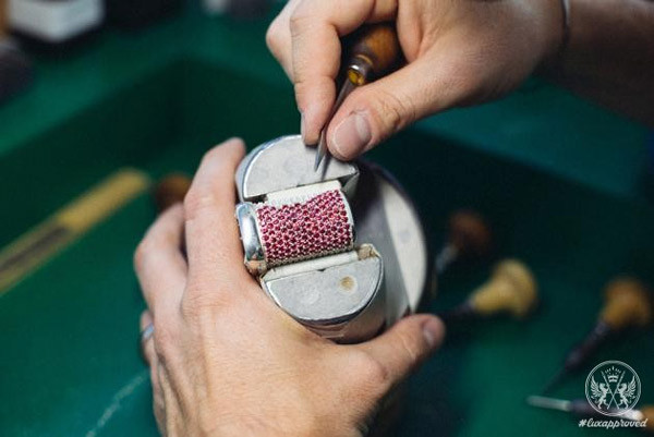 Để làm ra được siêu phẩm son này, các nghệ nhân của Chopard đã phải tốn rất nhiều thời gian làm việc. Mỗi viên ruby trên thỏi son đắt giá này đều được đính tỉ mỉ bằng tay.