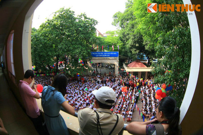 Sáng nay, hàng triệu học sinh và giáo viên trên nước đã tưng bừng tổ chức lễ khai giảng năm học mới 2015-1016. Ảnh: Các phụ huynh theo dõi lễ khai giảng từ tầng 2 trường Tiểu học Chu Văn An (Ba Đình, Hà Nội).