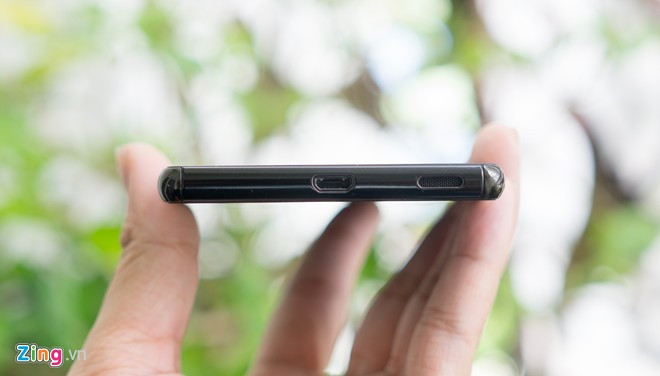 Cạnh dưới có cổng microUSB và loa.