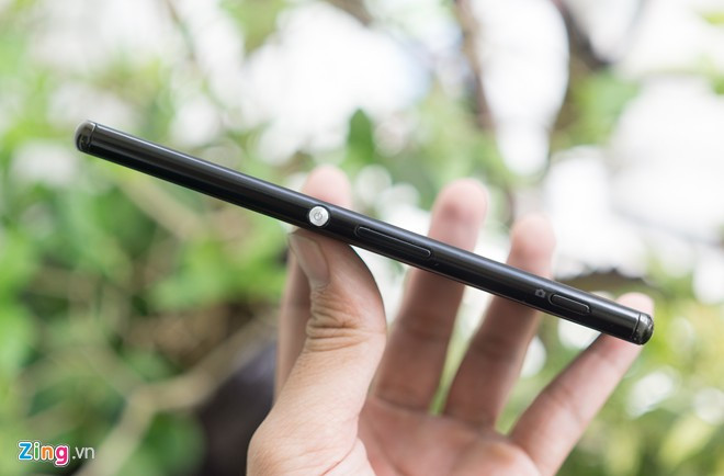 M5 có thiết kế tổng thể giống với Xperia Z3, nhưng thân máy được làm bằng nhựa thay vì viền kim loại.