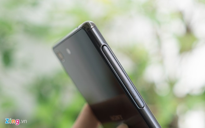 Cạnh trái là khay cắm thẻ nhớ và SIM.
