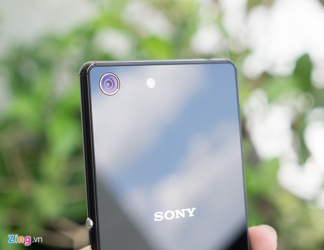 Xperia M5 có camera lên đến 21,5 MP, độ phân giải nhỉnh hơn Xperia Z3 và thậm chí được trang bị cả hệ thống lấy nét lai (tương phản và theo phase), cho tốc độ bắt nét nhanh, chỉ trong 0,25 giây.