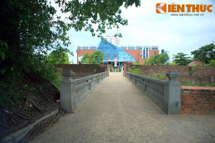 Tọa lạc tại phường Thạch Thang, quận Hải Châu, ngay cạnh khu Trung tâm hành chính thành phố Đà Nẵng, thành cổ Điện Hải là di tích lịch sử phản ánh một thời kỳ bi tráng của thành phố biển miền Trung. Ảnh: Lối vào thành Điện Hải.